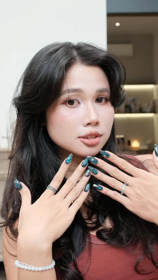 Hanoi Nail Salon Offers Intricate 3D Designs