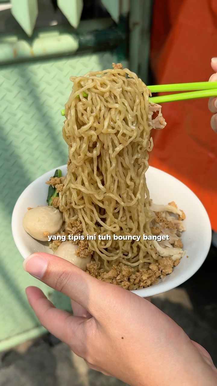 Halal Noodle Shop Serves Handmade Noodles