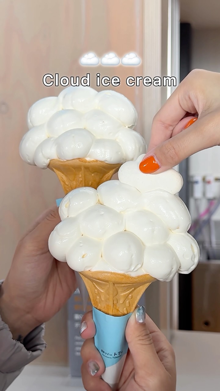 Cloud-Shaped Ice Cream at Kumo Cafe
