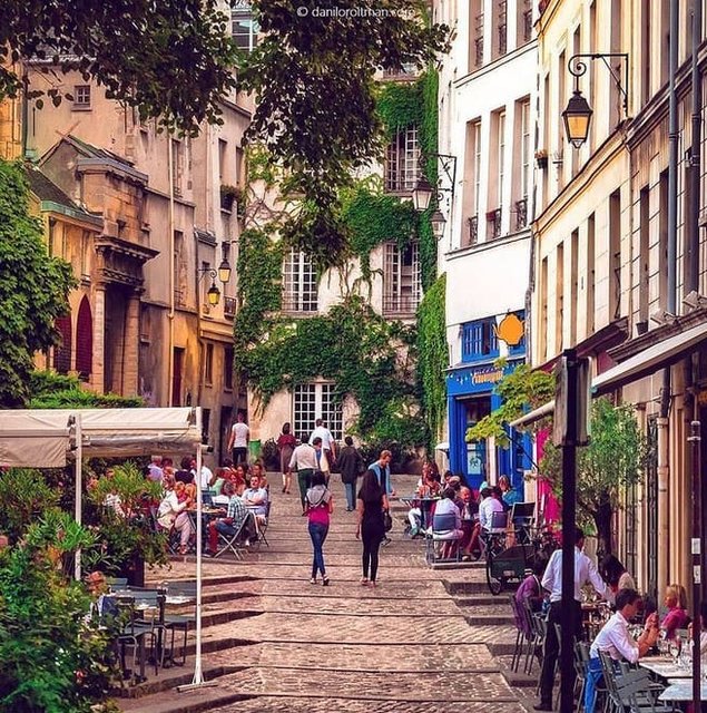 Discover Le Marais: History, Art, and Food