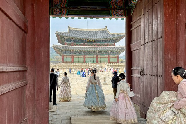 Top Seoul Restaurants, Cafes, Bars, and Markets