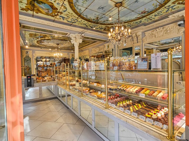 Parisian Cafes and Bakeries Near Landmarks