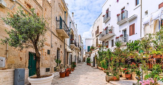 Puglia's Towns, Coastlines, and Historical Sites